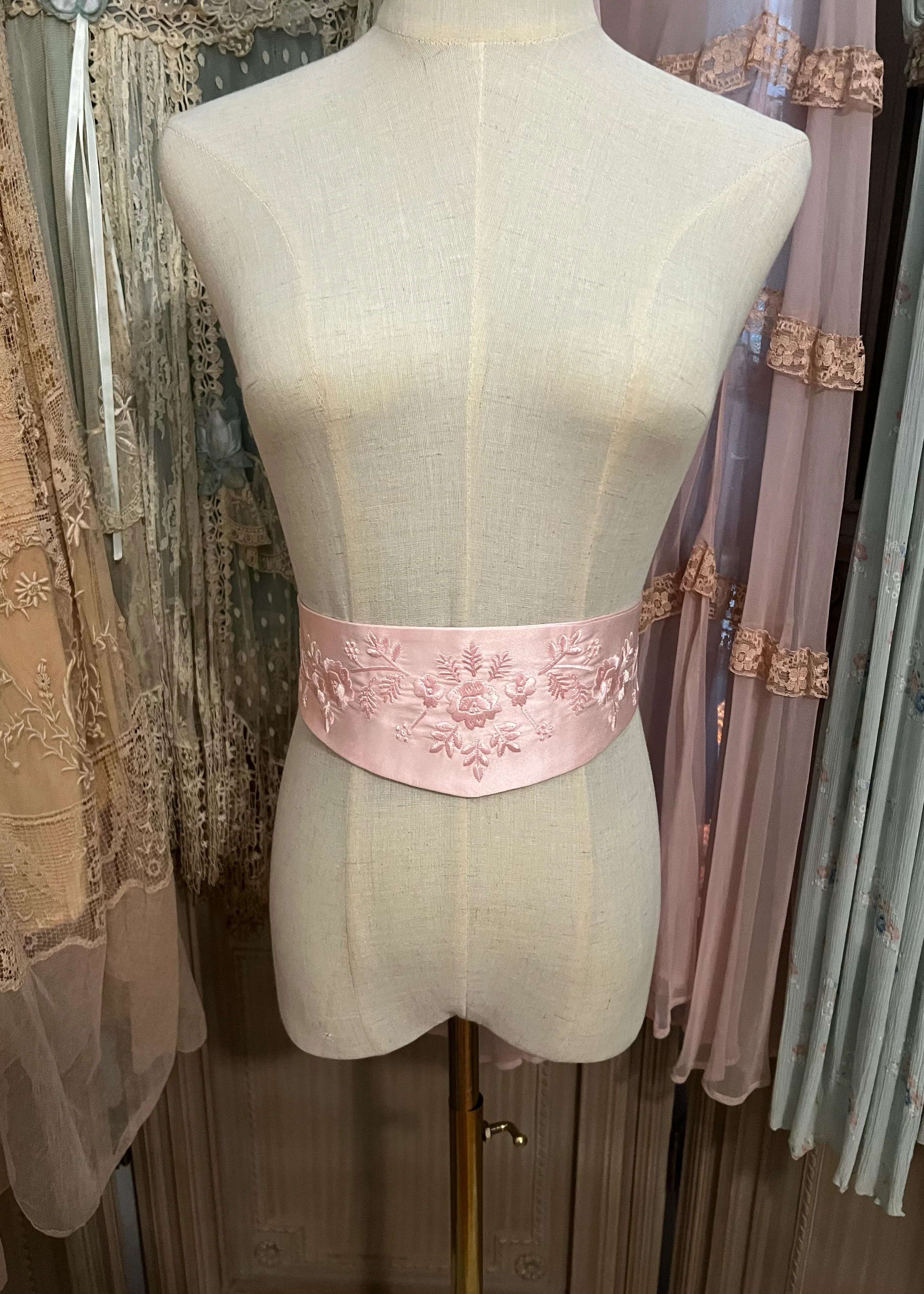 Embroidered belt - Image 13