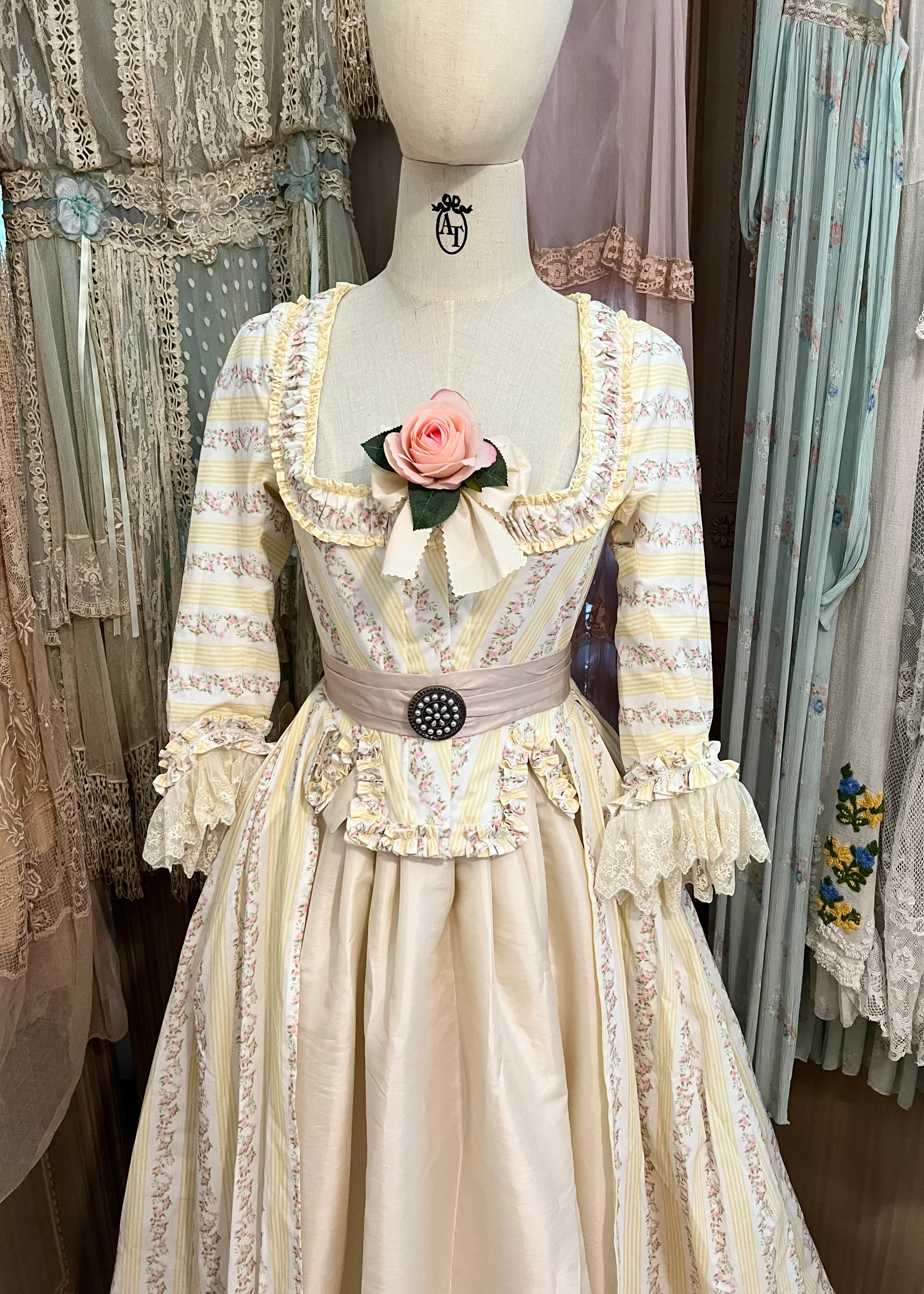 The porcelain gown - Image 28